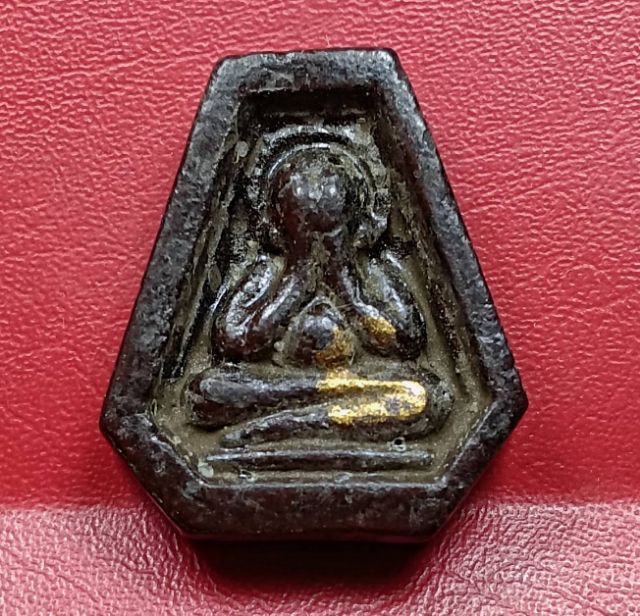 พระปิดตาพิมพ์หกเหลี่ยมหลวงปู่เฮี้ยงวัดป่า