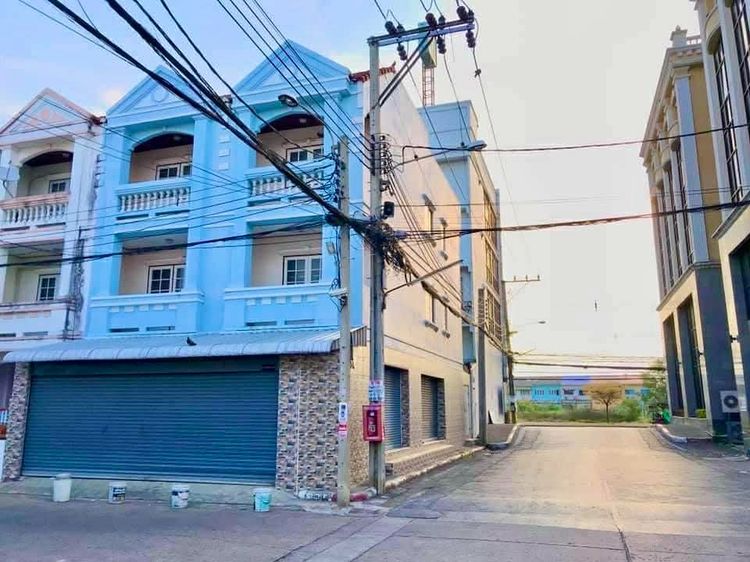 ขายถูกอาารพาณิชย์3ชั้น2ห้องริม อ.บางบัวทองจ.นนทบุรี ตัวอาคารตีทะลุถึงกันตกแต่งแล้วพื้นปูแกรนิคกั้นห้องเรียบร้อยประตูบ้านเปิดด้วยรีโมทรอบบ้าน