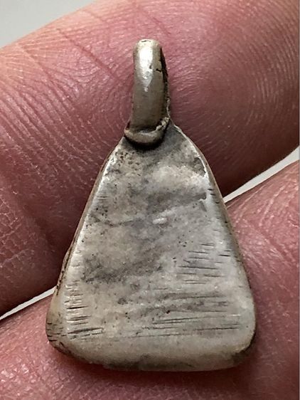 เหรียญหล่อเนื้อเงินเก่าคะ รูปที่ 2