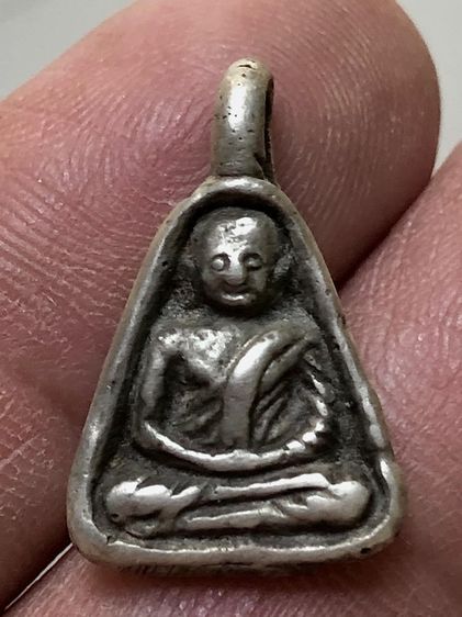 เหรียญหล่อเนื้อเงินเก่าคะ รูปที่ 3