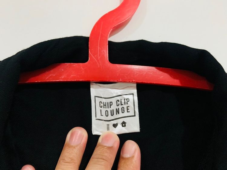 เสื้อกันหนาว CHIP CLIP LOUNGE แท้ 💯 size วัดจริงขนาด อก 21 ยาว 27 นิ้ว สภาพใหม่มาก ทรงสวย ดีเทลสวย ตัดเย็บดีมาก หายากน่าสะสมครับ รูปที่ 3