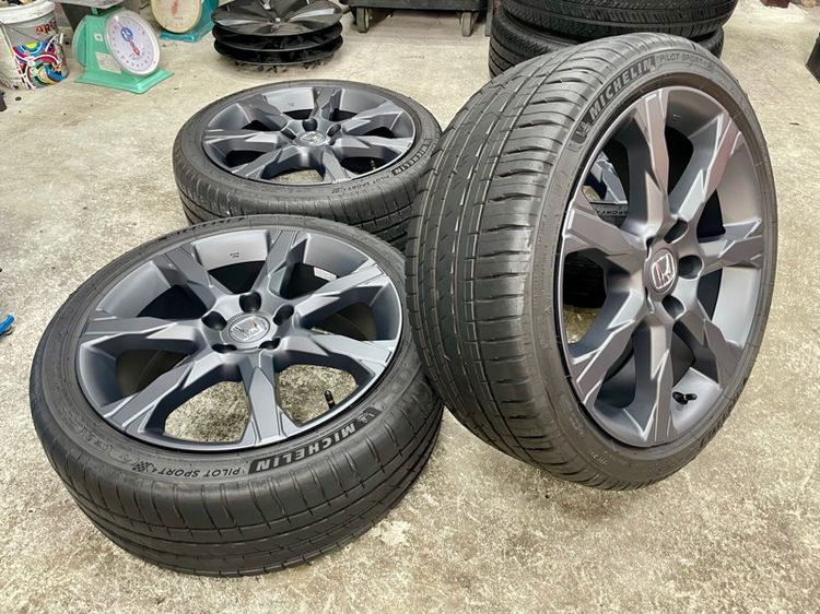 แม็ก HONDA CIVIC EHEV RS ขอบ 18” ถอดป้ายแดง ยาง MICHELIN 235-40R18 ปี 25 สีเส้นตุ่มหน้ายางยังอยู่ครบ รูปที่ 2