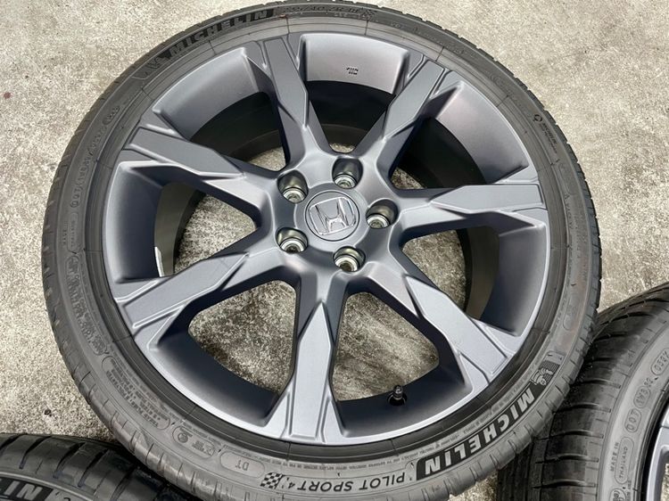 แม็ก HONDA CIVIC EHEV RS ขอบ 18” ถอดป้ายแดง ยาง MICHELIN 235-40R18 ปี 25 สีเส้นตุ่มหน้ายางยังอยู่ครบ รูปที่ 7