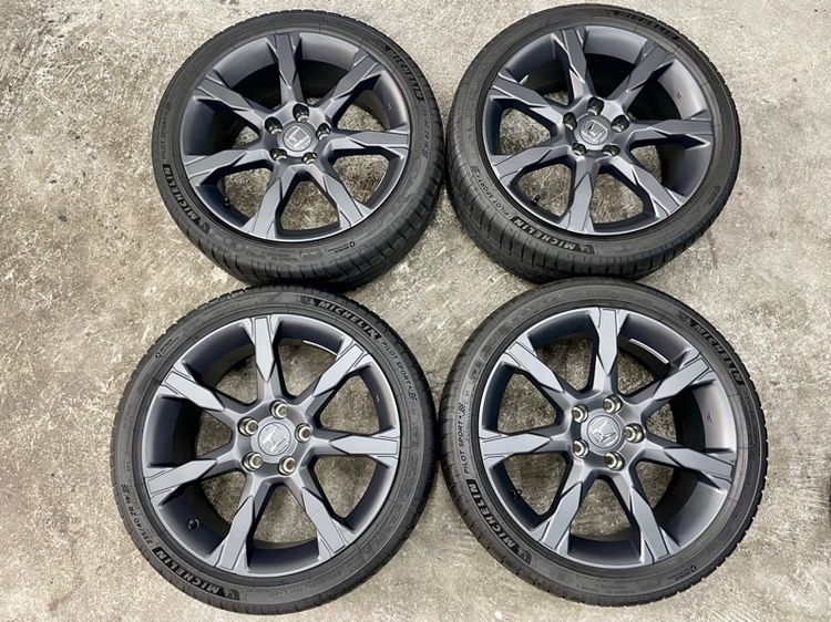 แม็ก HONDA CIVIC EHEV RS ขอบ 18” ถอดป้ายแดง ยาง MICHELIN 235-40R18 ปี 25 สีเส้นตุ่มหน้ายางยังอยู่ครบ รูปที่ 3