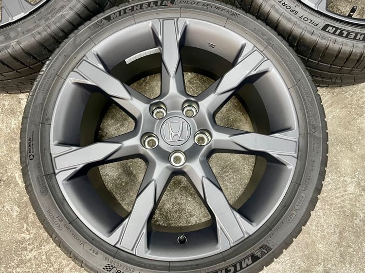 แม็ก HONDA CIVIC EHEV RS ขอบ 18” ถอดป้ายแดง ยาง MICHELIN 235-40R18 ปี 25 สีเส้นตุ่มหน้ายางยังอยู่ครบ รูปที่ 4