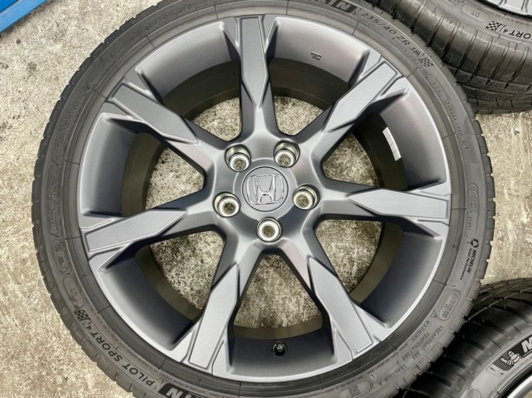 แม็ก HONDA CIVIC EHEV RS ขอบ 18” ถอดป้ายแดง ยาง MICHELIN 235-40R18 ปี 25 สีเส้นตุ่มหน้ายางยังอยู่ครบ รูปที่ 6