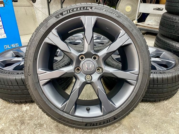 แม็ก HONDA CIVIC EHEV RS ขอบ 18” ถอดป้ายแดง ยาง MICHELIN 235-40R18 ปี 25 สีเส้นตุ่มหน้ายางยังอยู่ครบ