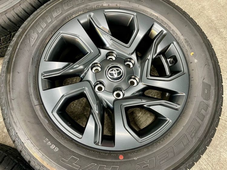 ล้อแม็ก TOYOTA FORTUNER LEADER ขอบ 18” ถอดป้ายแดง ยาง BRIDGESTONE 265-60R18 ปี 25 สีเส้นตุ่มหน้ายางยังอยู่ครบ รูปที่ 6
