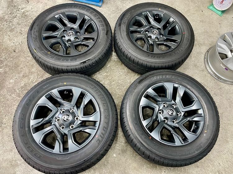 ล้อแม็ก TOYOTA FORTUNER LEADER ขอบ 18” ถอดป้ายแดง ยาง BRIDGESTONE 265-60R18 ปี 25 สีเส้นตุ่มหน้ายางยังอยู่ครบ รูปที่ 4