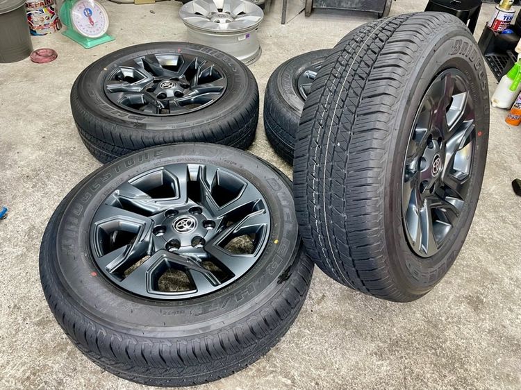 ล้อแม็ก TOYOTA FORTUNER LEADER ขอบ 18” ถอดป้ายแดง ยาง BRIDGESTONE 265-60R18 ปี 25 สีเส้นตุ่มหน้ายางยังอยู่ครบ รูปที่ 2