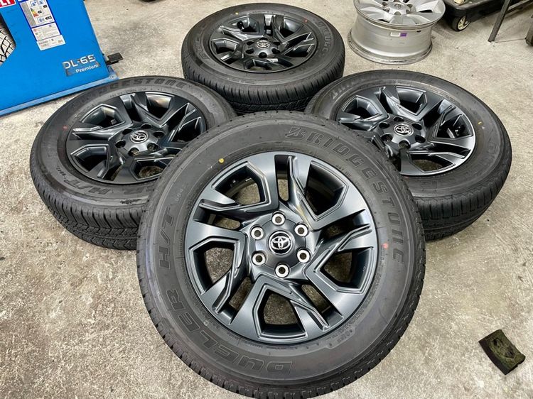 ล้อแม็ก TOYOTA FORTUNER LEADER ขอบ 18” ถอดป้ายแดง ยาง BRIDGESTONE 265-60R18 ปี 25 สีเส้นตุ่มหน้ายางยังอยู่ครบ รูปที่ 3