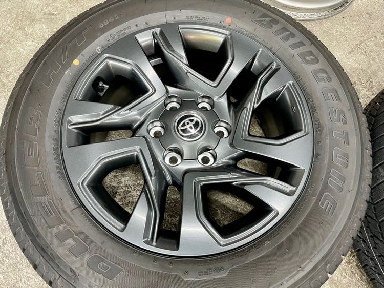 ล้อแม็ก TOYOTA FORTUNER LEADER ขอบ 18” ถอดป้ายแดง ยาง BRIDGESTONE 265-60R18 ปี 25 สีเส้นตุ่มหน้ายางยังอยู่ครบ รูปที่ 8