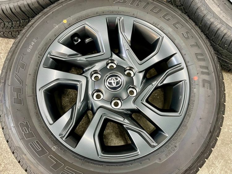 ล้อแม็ก TOYOTA FORTUNER LEADER ขอบ 18” ถอดป้ายแดง ยาง BRIDGESTONE 265-60R18 ปี 25 สีเส้นตุ่มหน้ายางยังอยู่ครบ รูปที่ 5