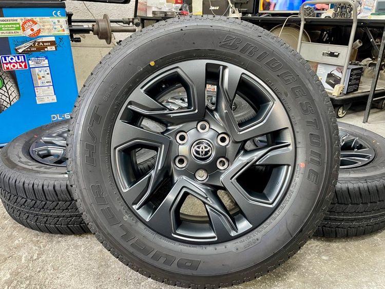 ล้อแม็ก TOYOTA FORTUNER LEADER ขอบ 18” ถอดป้ายแดง ยาง BRIDGESTONE 265-60R18 ปี 25 สีเส้นตุ่มหน้ายางยังอยู่ครบ