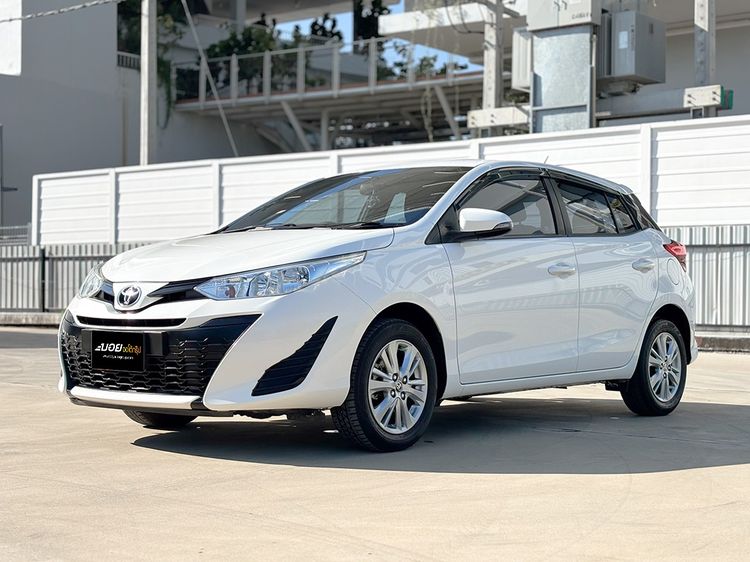 รถ Toyota Yaris 1.2 E สี ขาว