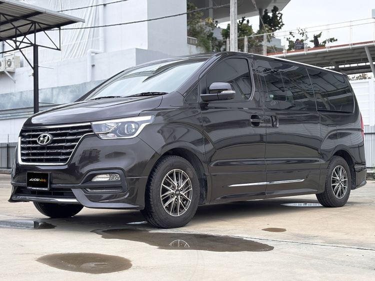 รถ Hyundai H-1  2.5 Deluxe สี น้ำตาล