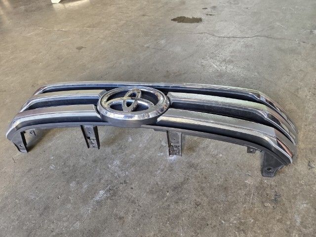 กระจังหน้าเดิมสวย toyota revo ปี 2015 รูปที่ 5