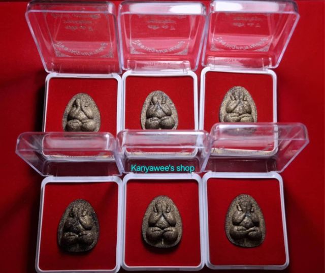 พระปิดตานวะมหามงคล หลวงพ่อคูณ ปริสุทโธ วัดบ้านไร่ รุ่นแซยิด 76 ปี ปี 2542
เนื้อผงพุทธคุณ ฝังตะกรุดทองคำ 1 ดอก โรยผงตะไบทอง เกศาหลวงพ่อคูณ รูปที่ 8