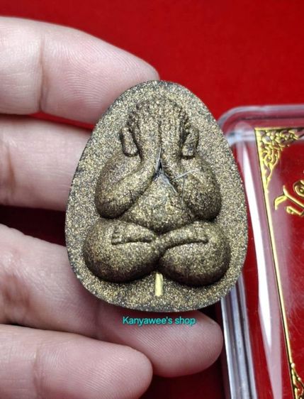 พระปิดตานวะมหามงคล หลวงพ่อคูณ ปริสุทโธ วัดบ้านไร่ รุ่นแซยิด 76 ปี ปี 2542
เนื้อผงพุทธคุณ ฝังตะกรุดทองคำ 1 ดอก โรยผงตะไบทอง เกศาหลวงพ่อคูณ รูปที่ 2