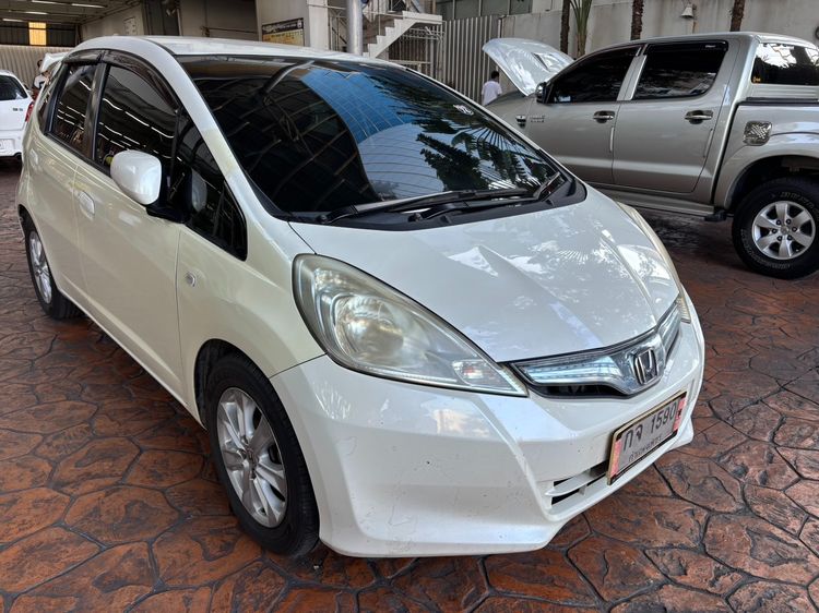 รถ Honda Jazz 1.3 Hybrid สี ขาว