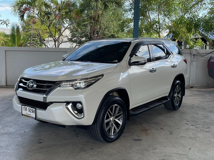 รถ Toyota Fortuner 2.8 V 4WD สี ขาว