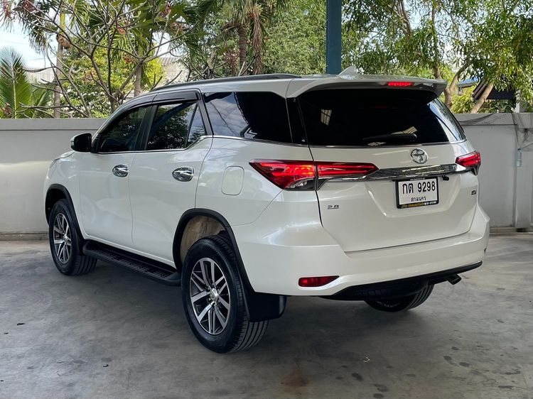 Toyota Fortuner 2015 2.8 V 4WD Utility-car ดีเซล ไม่ติดแก๊ส เกียร์อัตโนมัติ ขาว รูปที่ 4