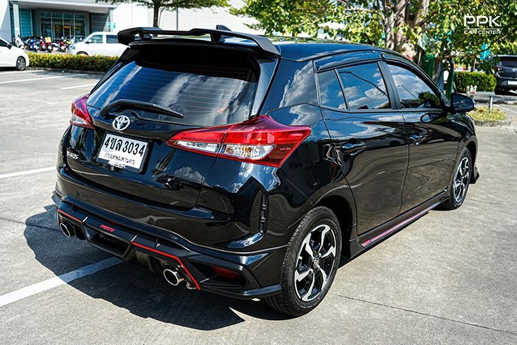 Toyota Yaris 2023 1.2 Premium S Sedan เบนซิน ไม่ติดแก๊ส เกียร์อัตโนมัติ ดำ รูปที่ 4
