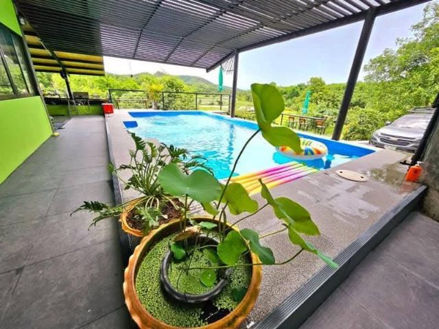 บ้านสวนวิวสวยบรรยากาศเงียบสงบเป็นส่วนตัว บ้านสไตล์รีสอร์ทพร้อมสระว่ายน้ำ โอบล้อมด้วยธรรมชาติเห็นวิวภูเขาและทุ่งนา นั่งจิบกาแฟรับลมยามเช้า