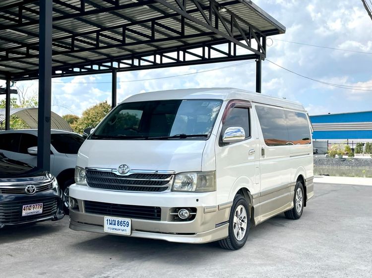 รถ Toyota Ventury 2.7 V สี ขาว