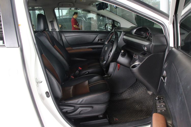 Toyota Sienta 2018 1.5 V Utility-car เบนซิน ไม่ติดแก๊ส เกียร์อัตโนมัติ ขาว รูปที่ 3