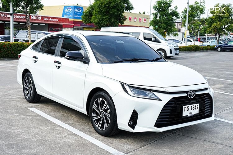 Toyota Yaris ATIV 2023 1.2 Premium Luxury Sedan เบนซิน ไม่ติดแก๊ส เกียร์อัตโนมัติ ขาว รูปที่ 3