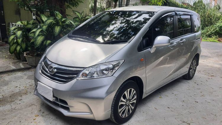 รถ Honda Freed 1.5 SE สี บรอนซ์เงิน