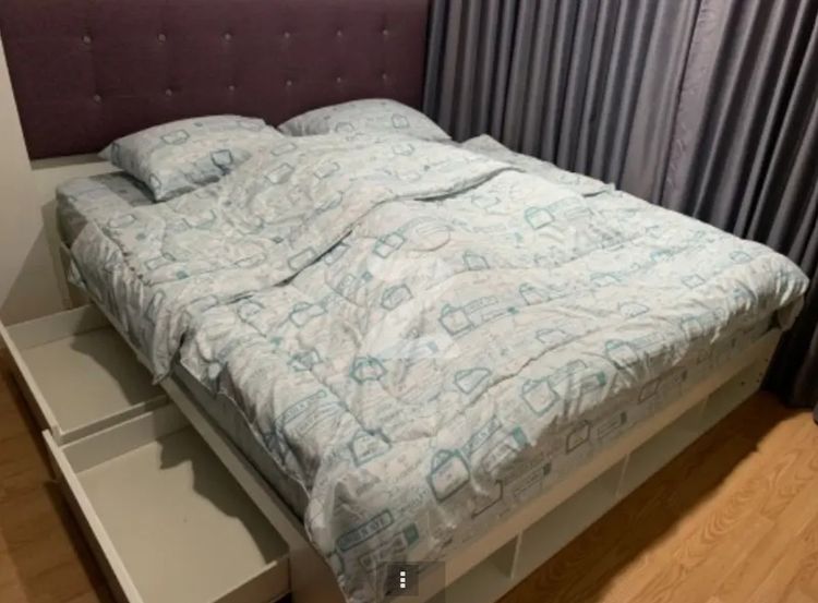 เตียงแบบมีลิ้นชักและชั้นวาง