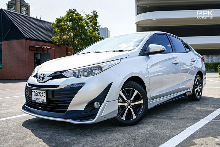 รถ Toyota Yaris ATIV 1.2 E สี เทา