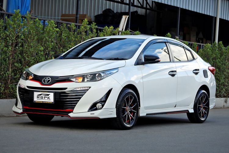 รถ Toyota Yaris ATIV 1.2 High สี ขาว