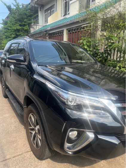 รถ Toyota Fortuner 2.4 V สี ดำ