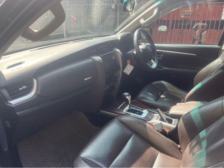 Toyota Fortuner 2016 2.4 V Van ดีเซล ไม่ติดแก๊ส เกียร์อัตโนมัติ ดำ รูปที่ 2
