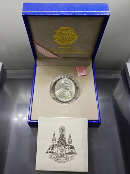 เหรียญรัชกาลที่5 หลังจปร. โมเน่ร์ เดอ ปารีส เนื้อเงินนูนสูง รุ่นกาญจนาภิเษก ปี2539 พร้อมกล่องเดิมๆ ใบเซอร์