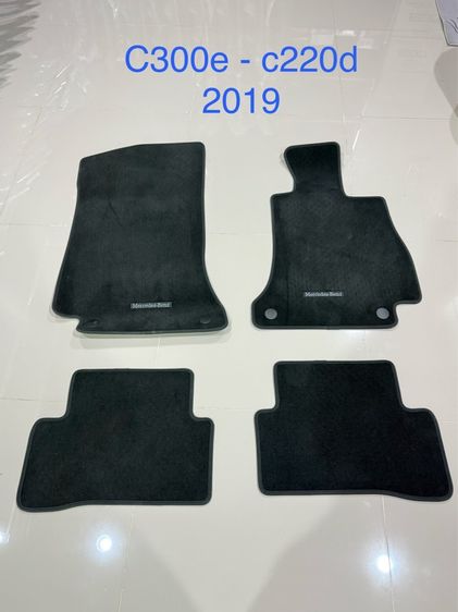 พรมของแท้ มือสอง  ใส่ Mercedes  Benz  C300e - C220d ซื้อรถมาแล้วถอดออก ใช้งานไม่นาน  สภาพสวยงาม