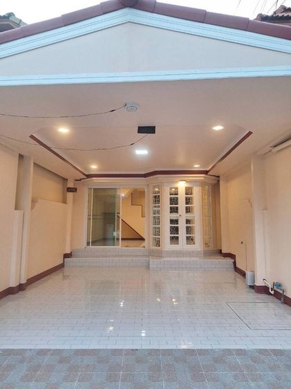 ขายทาวน์เฮ้าส์ หมู่บ้านทาวน์แอนด์คันทรี หนองจอก รีโนเวทใหม่ทั้งหลัง พร้อมอยู่ รูปที่ 3