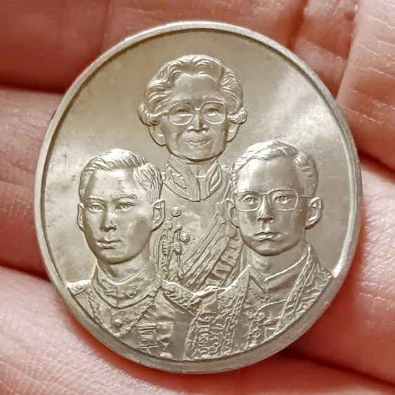 เหรียญเฉลิมพระเกียรติสามพระองค์ เนื้ออัลปาก้า ขนาด 3 เซ็น ปี2542​ (ราคา​ต่อ​ 1​ เหรียญ)​ มี​ 6 เหรียญ​