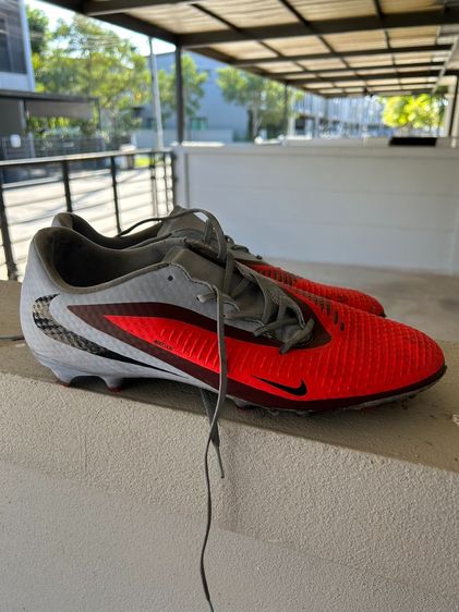รองเท้าฟุตบอล Nike Phantom