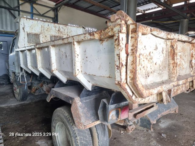 หกล้อดัมพ์ ท้องเรือ