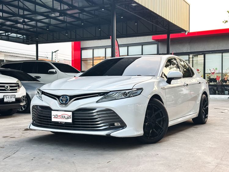 รถ Toyota Camry 2.5 Hybrid Premium สี ขาว
