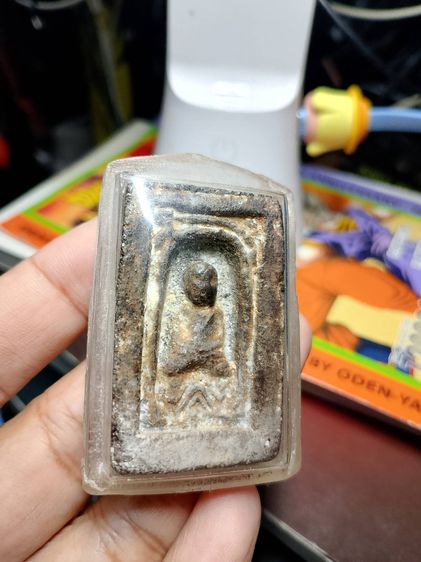 พระหลวงปู่ทวดเนื้อดิน แกะจากตลับทอง ไม่ทราบที่ 