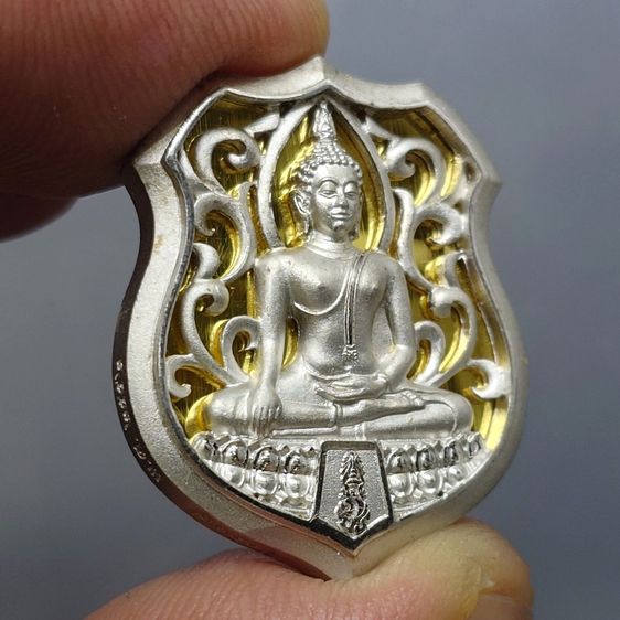 พระพุทธรูปคุ้มเกล้าฯ รูปอาร์ม เนื้อเงิน ชุบทองคำขาว "ใต้ร่มพระบารมี คุ้มเกล้าฯ ที่ระลึก 60 ปี โรงพยาบาลภูมิพลฯ ปี2552 พร้อมตลับเดิม รูปที่ 4