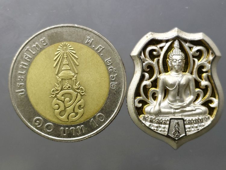 พระพุทธรูปคุ้มเกล้าฯ รูปอาร์ม เนื้อเงิน ชุบทองคำขาว "ใต้ร่มพระบารมี คุ้มเกล้าฯ ที่ระลึก 60 ปี โรงพยาบาลภูมิพลฯ ปี2552 พร้อมตลับเดิม รูปที่ 7