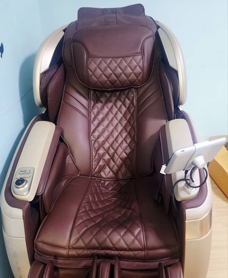 เก้าอี้นวม/เก้าอี้มีที่เท้าแขน ทอง ขายด่วน เก้าอี้นวดไฟฟ้า RESTER CEO สี Caviar Gold สภาพดี เหมือนใหม่ ต่อรองได้ค่ะ