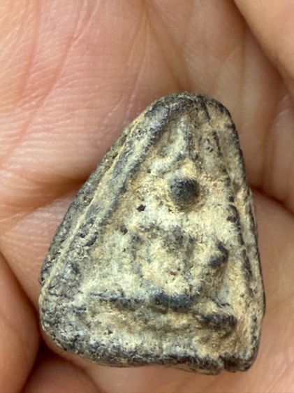  พระผงกลีบบัวนั่งสมาธิ หลวงปู่ศุข เกจิยุคเก่าๆยอดนิยม พระเหมาๆบ้านๆ พระคนแก่เก่าๆเก็บ ทิ้งใว้ก่อนจากไป 081-3330446 line tonyabu  รูปที่ 7