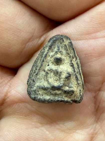  พระผงกลีบบัวนั่งสมาธิ หลวงปู่ศุข เกจิยุคเก่าๆยอดนิยม พระเหมาๆบ้านๆ พระคนแก่เก่าๆเก็บ ทิ้งใว้ก่อนจากไป 081-3330446 line tonyabu  รูปที่ 3